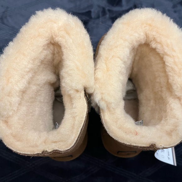 Women’s  Bearpaw boots size 7 - Picture 3 of 7